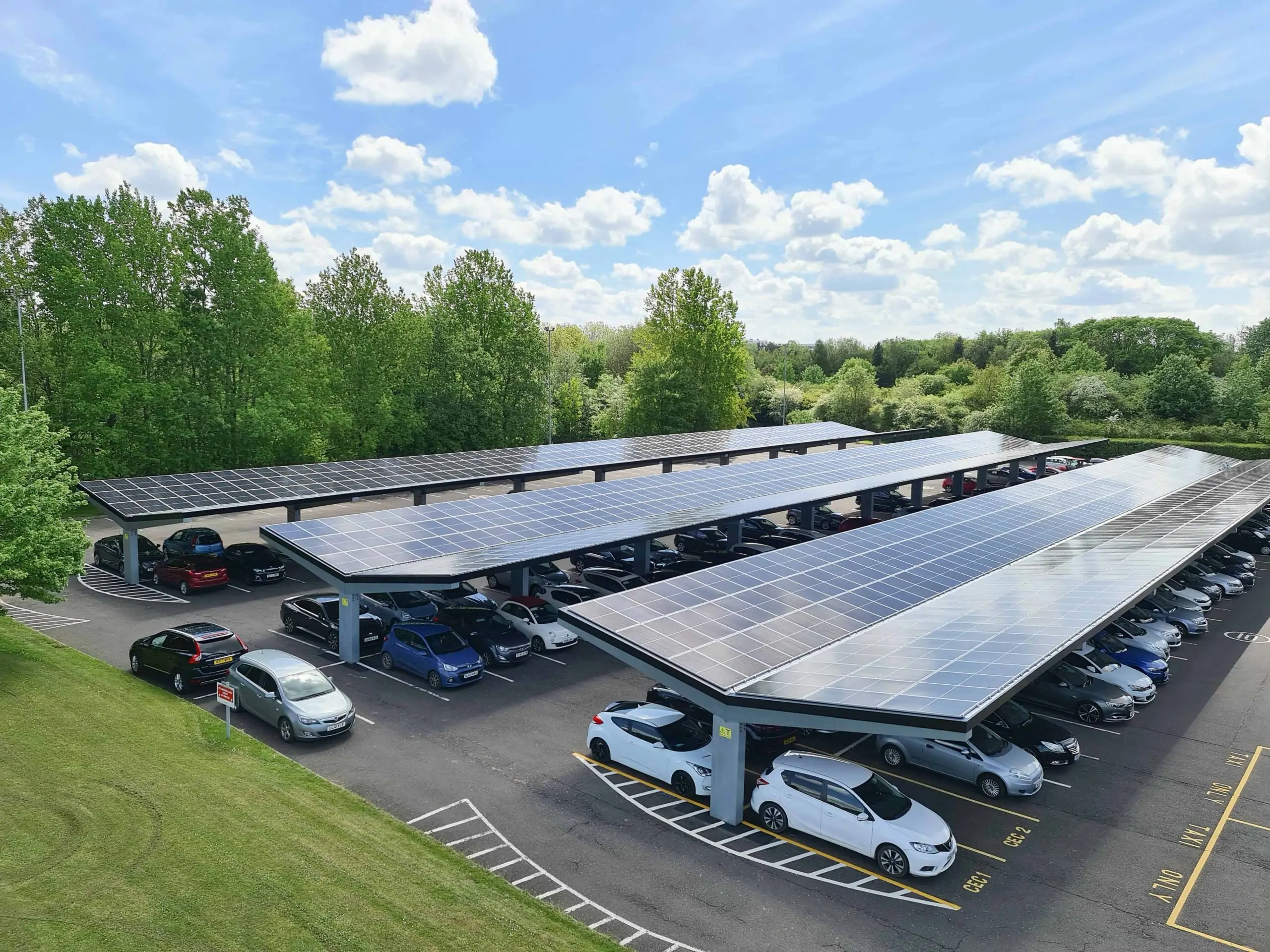 Bluetop Solar Parking - Solutions d'ombrières photovoltaïques pour carport solaire à Stourton Park & Ride, Leeds, England
